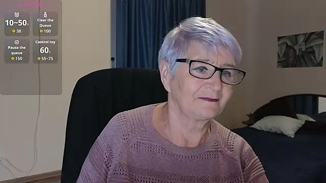 Snapshot of Sandra_Snowflake chatting on 10/13/25, 11:43 Sandra Snowflake online show from 10/13/25, 11:43