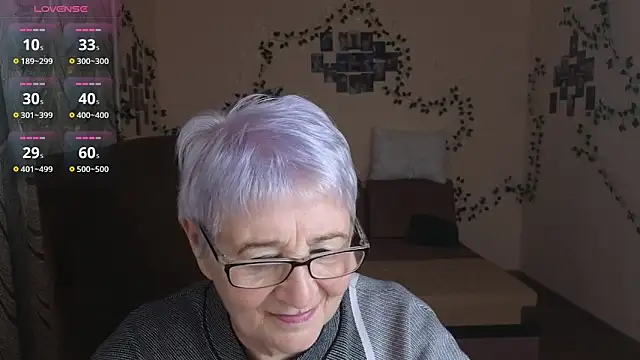 Snapshot of Sandra_Snowflake chatting on 10/26/25, 02:12 Sandra Snowflake online show from 10/26/25, 02:12