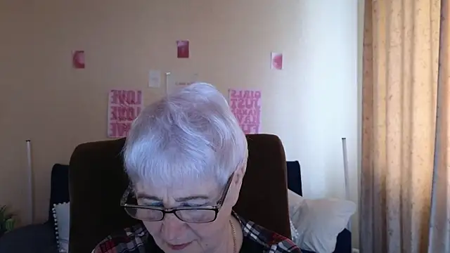 Snapshot of Sandra_Snowflake chatting on 05/13/26, 04:21 Sandra Snowflake online show from 05/13/26, 04:21