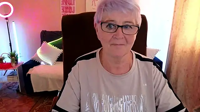 Snapshot of Sandra_Snowflake chatting on 06/17/26, 11:12 Sandra Snowflake online show from 06/17/26, 11:12
