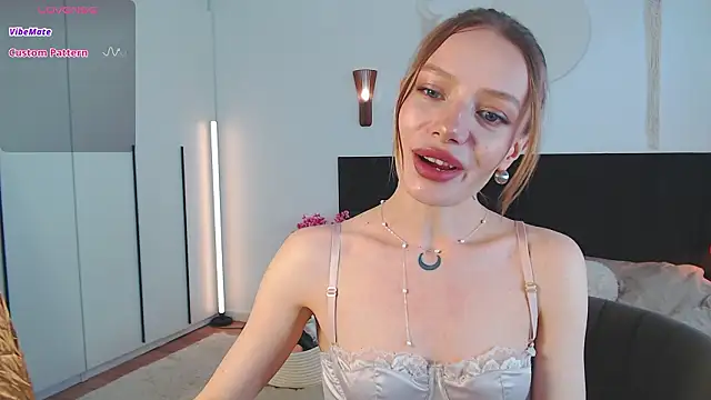 Snapshot of LunaticaBae chatting on 03/14/26, 04:18 LunaticaBae online show from 03/14/26, 04:18