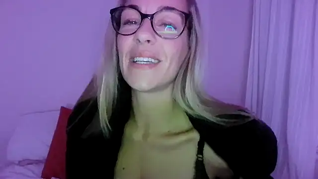 Snapshot of Edenfox- chatting on 10/25/25, 08:58 Edenfox- online show from 10/25/25, 08:58