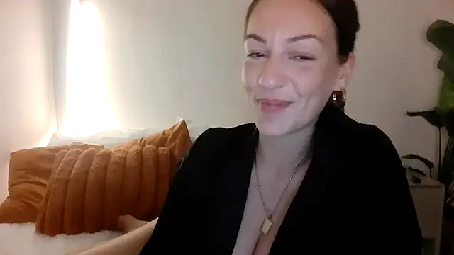 Snapshot of Edenfox- chatting on 03/05/26, 10:28 Edenfox- online show from 03/05/26, 10:28