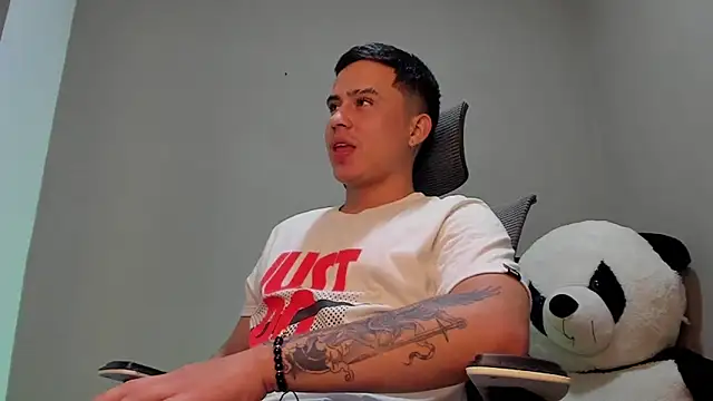 Snapshot of mattiwsmorris_ chatting on 10/20/25, 01:17 mattiwsmorris  online show from 10/20/25, 01:17