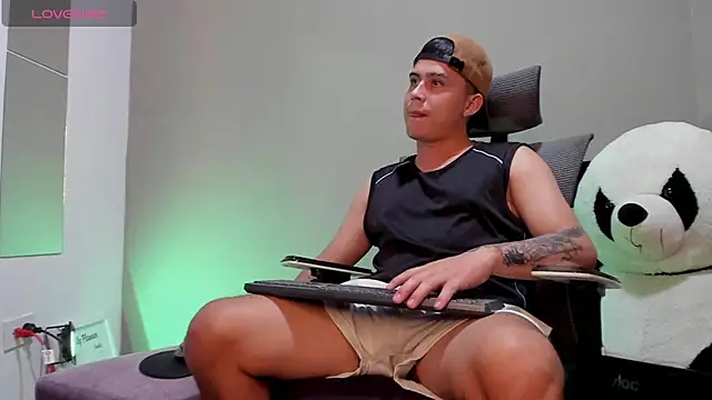 Snapshot of mattiwsmorris_ chatting on 10/24/25, 07:49 mattiwsmorris  online show from 10/24/25, 07:49