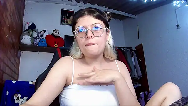 Snapshot of Emily__katz chatting on 03/15/25, 06:21 Emily katz online show from 03/15/25, 06:21