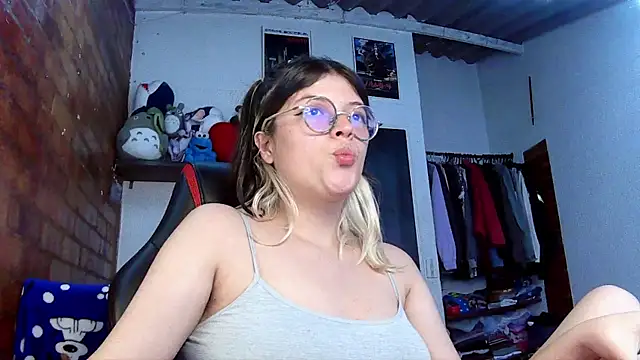 Snapshot of Emily__katz chatting on 03/16/25, 06:34 Emily katz online show from 03/16/25, 06:34