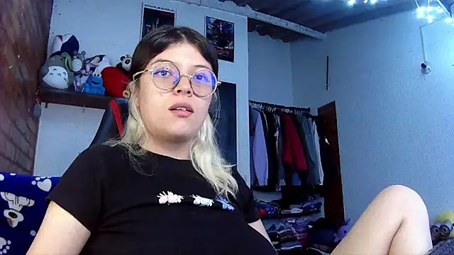 Snapshot of Emily__katz chatting on 03/17/25, 09:45 Emily katz online show from 03/17/25, 09:45