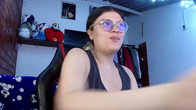 Snapshot of Emily__katz chatting on 03/18/25, 06:48 Emily katz online show from 03/18/25, 06:48