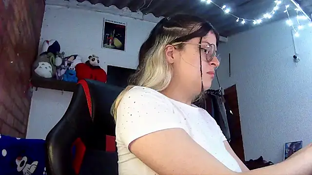 Snapshot of Emily__katz chatting on 03/21/25, 03:57 Emily katz online show from 03/21/25, 03:57