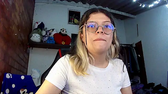 Snapshot of Emily__katz chatting on 03/22/25, 07:31 Emily katz online show from 03/22/25, 07:31