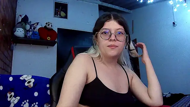 Snapshot of Emily__katz chatting on 03/23/25, 01:42 Emily katz online show from 03/23/25, 01:42