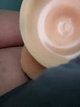 Snapshot of Tom23062 chatting on 11/17/25, 10:10 Tom23062 online show from 11/17/25, 10:10