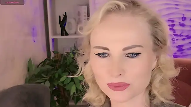 Snapshot of Sandra_Kind chatting on 06/06/26, 05:23 Sandra Kind online show from 06/06/26, 05:23