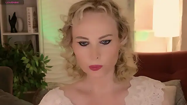 Snapshot of Sandra_Kind chatting on 06/27/26, 05:23 Sandra Kind online show from 06/27/26, 05:23