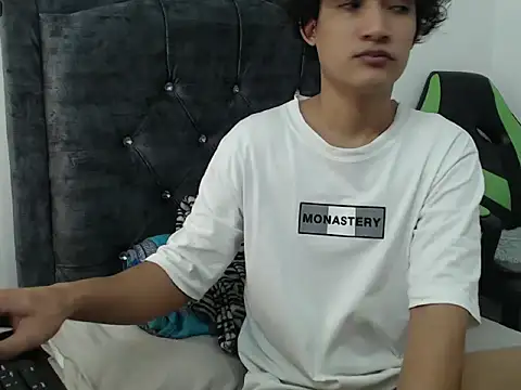 Snapshot of Boy_coll chatting on 05/21/26, 05:14 Boy coll online show from 05/21/26, 05:14