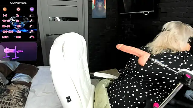 Snapshot of LaylaLayla7 chatting on 09/12/25, 07:52 LaylaLayla7 online show from 09/12/25, 07:52