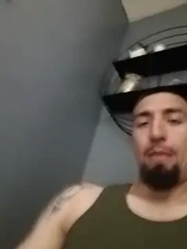 Snapshot of 1daddy_is_here chatting on 06/13/26, 06:33 1daddy is here online show from 06/13/26, 06:33