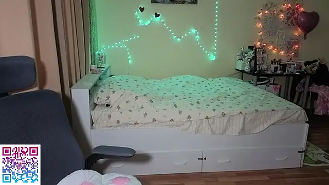 Snapshot of boozekirs_ chatting on 04/15/26, 02:18 boozekirs online show from 04/15/26, 02:18