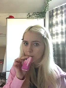 Snapshot of Blondie_Sofia_Essexbabe chatting on 11/21/25, 12:15 Blondie Sofia Essexbabe online show from 11/21/25, 12:15