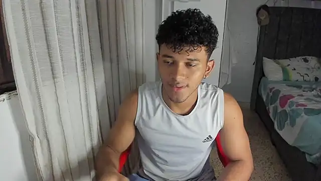 Snapshot of Fox2evans chatting on 02/04/26, 12:44 Fox2evans online show from 02/04/26, 12:44