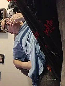 Snapshot of Smallone327 chatting on 04/06/26, 04:10 Smallone327 online show from 04/06/26, 04:10