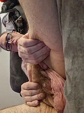 Snapshot of Smallone327 chatting on 04/06/26, 04:46 Smallone327 online show from 04/06/26, 04:46