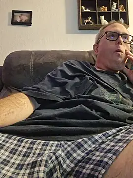 Snapshot of Smallone327 chatting on 04/13/26, 03:45 Smallone327 online show from 04/13/26, 03:45