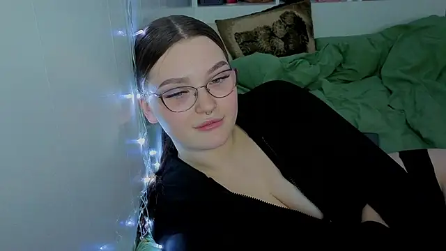 Snapshot of milliedoll chatting on 10/18/25, 11:33 milliedoll online show from 10/18/25, 11:33