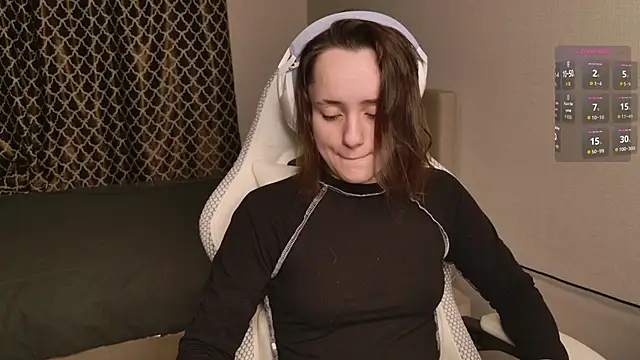 Snapshot of Luna_Loveee chatting on 11/21/25, 04:11 Luna Loveee online show from 11/21/25, 04:11