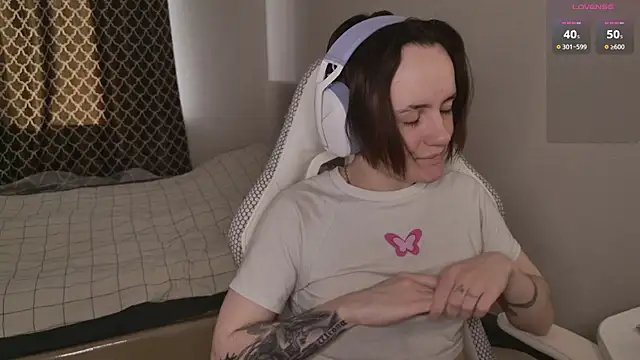 Luna Loveee online show from 04/15/26, 04:30