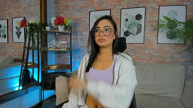 Lucia Brown  online show from 10/17/25, 01:14