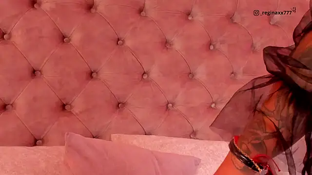 Snapshot of regina_noctixx chatting on 11/25/25, 11:16 regina noctixx online show from 11/25/25, 11:16