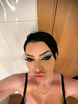 Snapshot of Mia_Splash chatting on 11/28/25, 08:33 Mia Splash online show from 11/28/25, 08:33