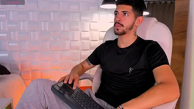 Snapshot of AlejandroStormm chatting on 09/09/25, 10:20 AlejandroStormm online show from 09/09/25, 10:20