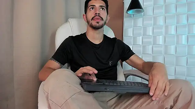 Snapshot of AlejandroStormm chatting on 10/17/25, 08:33 AlejandroStormm online show from 10/17/25, 08:33