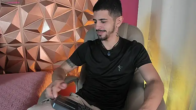 Snapshot of AlejandroStormm chatting on 04/08/26, 04:01 AlejandroStormm online show from 04/08/26, 04:01