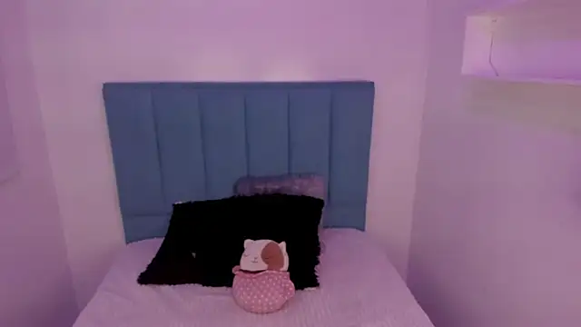 Snapshot of Anniie__Evans chatting on 10/09/25, 04:27 Anniie  Evans online show from 10/09/25, 04:27