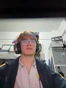 Snapshot of Anson0722 chatting on 10/27/25, 03:27 Anson0722 online show from 10/27/25, 03:27