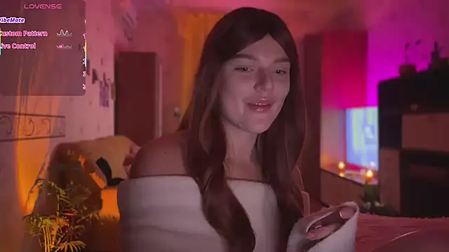 Snapshot of CherryRed_Girl chatting on 10/21/25, 06:30 CherryRed Girl online show from 10/21/25, 06:30