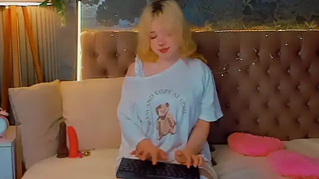 Snapshot of EmilyAngells chatting on 02/24/26, 06:55 EmilyAngells online show from 02/24/26, 06:55