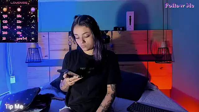 ChloeAllennn online show from 12/18/25, 12:00