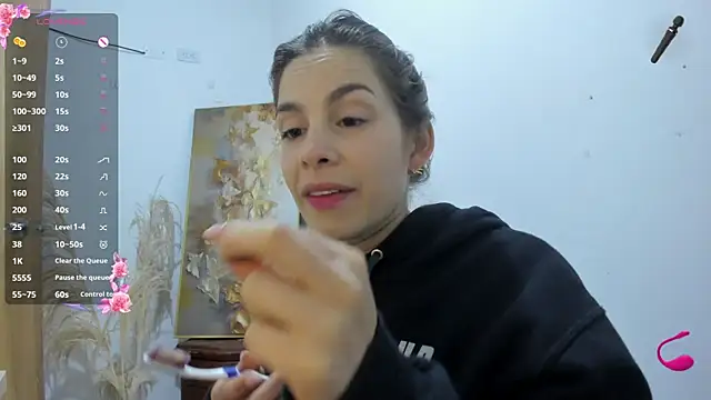 Snapshot of jessyegoldenn chatting on 10/30/25, 12:01 jessyegoldenn online show from 10/30/25, 12:01