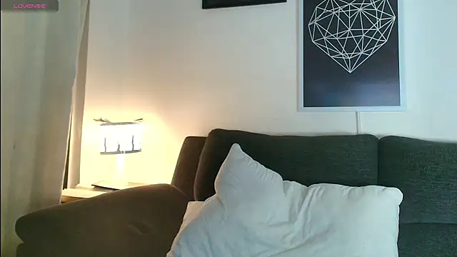 Snapshot of thomyafar chatting on 10/19/25, 01:06 thomyafar online show from 10/19/25, 01:06