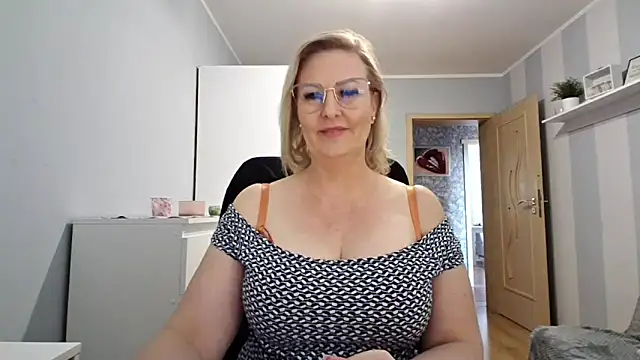 Snapshot of DianaLive chatting on 03/28/26, 11:43 DianaLive online show from 03/28/26, 11:43
