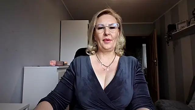 Snapshot of DianaLive chatting on 04/07/26, 06:25 DianaLive online show from 04/07/26, 06:25