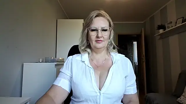 Snapshot of DianaLive chatting on 05/20/26, 07:36 DianaLive online show from 05/20/26, 07:36