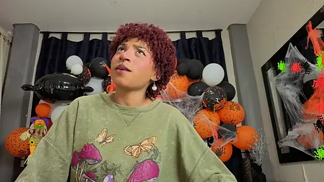 Snapshot of Effie_cooper chatting on 10/31/25, 07:26 Effie cooper online show from 10/31/25, 07:26