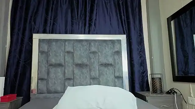 Snapshot of Effie_cooper chatting on 11/06/25, 07:04 Effie cooper online show from 11/06/25, 07:04