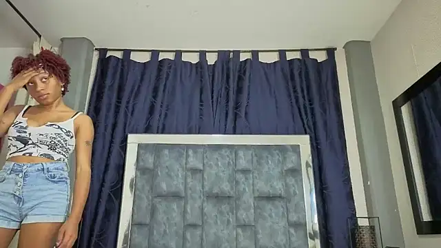 Snapshot of Effie_cooper chatting on 11/07/25, 06:52 Effie cooper online show from 11/07/25, 06:52